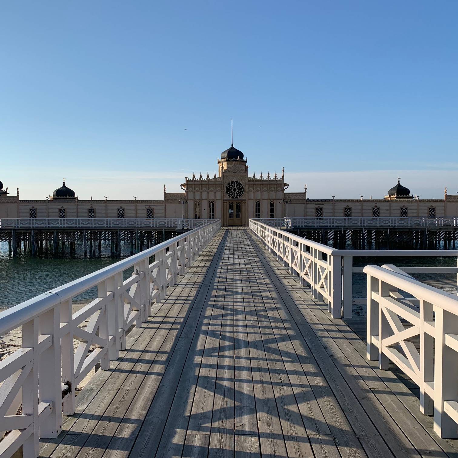 Varberg Kallbadhus en solig dag med blå himmel