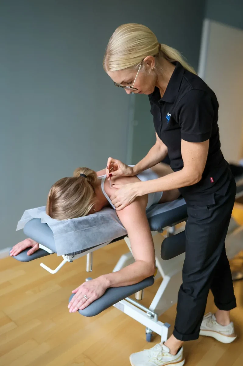 Dry needling behandling av triggerpunkter i rygg och skuldra hos terapeut